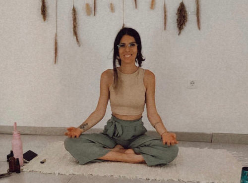 profesora de yoga meditando en clases en Toledo
